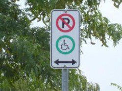 Plainte concernant l’emplacement d’un espace de stationnement réservé pour personne handicapée